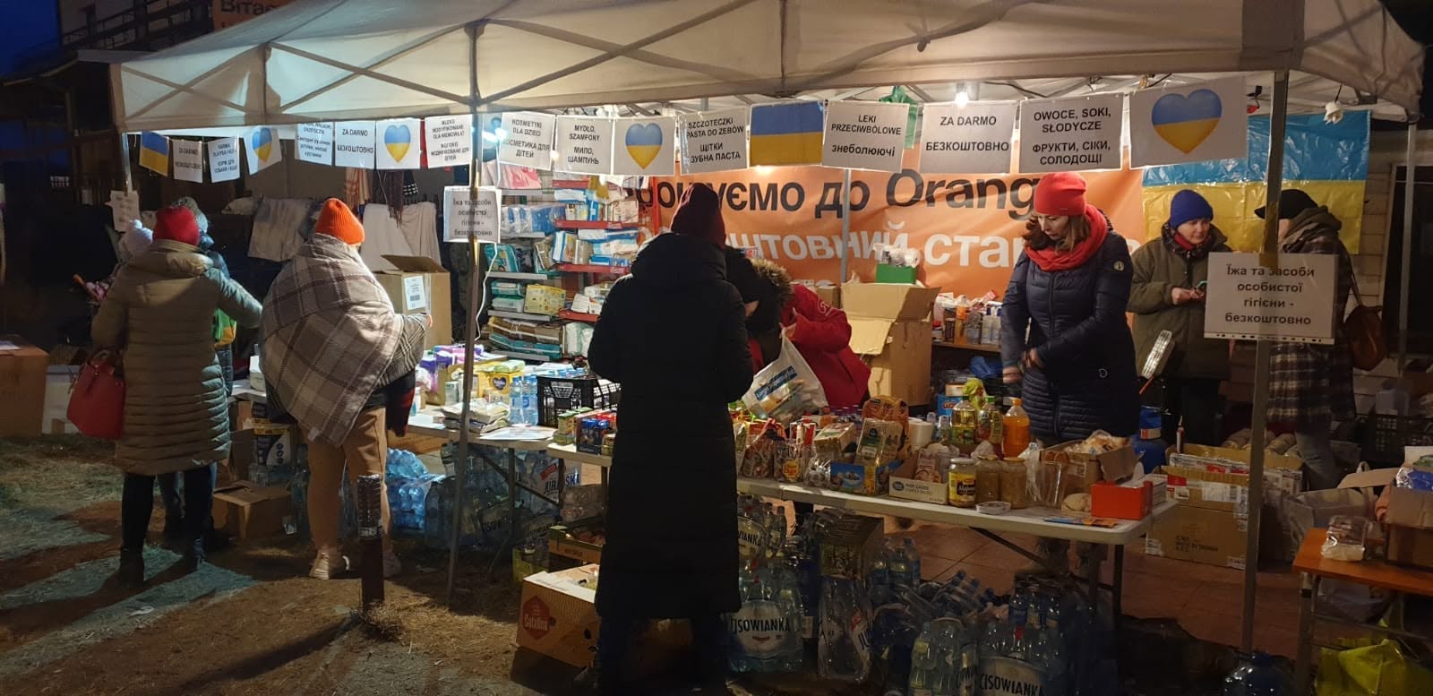 Pakowanie darów dla Ukrainy przez zespół KSERKOM
